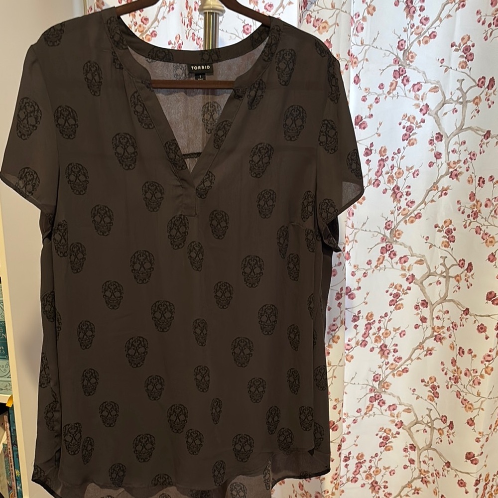 Torrid Grey Short Sleeve black Skull Blouse